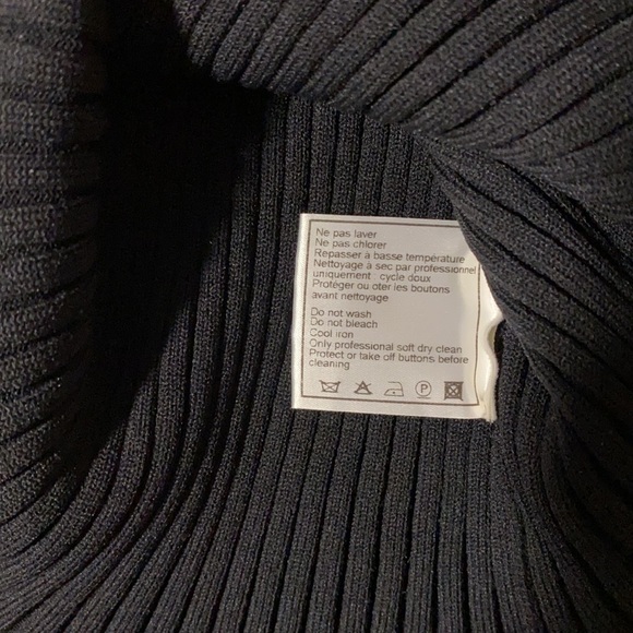 Authentic Chanel Ribbed Knit Sleeveless Top in Black size 40 - Picture 16 of 16